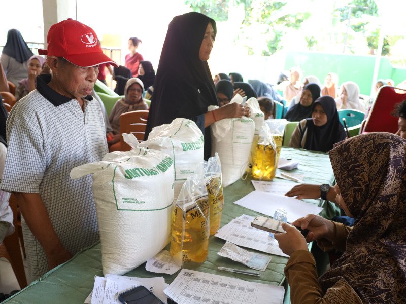 Kemensos RI Salurkan Bantuan Beras dan Minyak Goreng kepada 257 KK di Desa Bonto Jai
